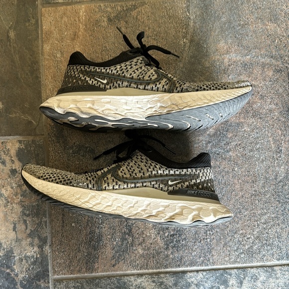 Nike Flyknit React Running Shoes - Picture 5 of 8